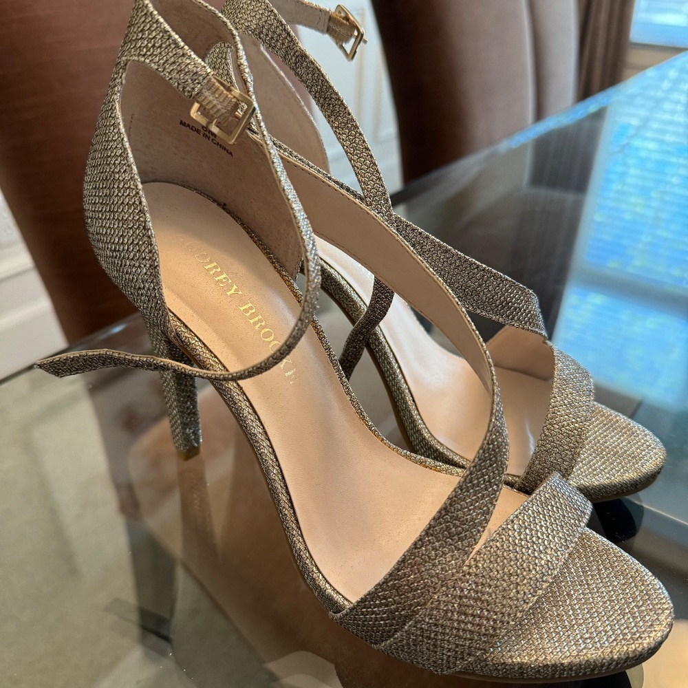 AUBREY BROOKE "Shimmering" SILVER SPARKLE SHOES